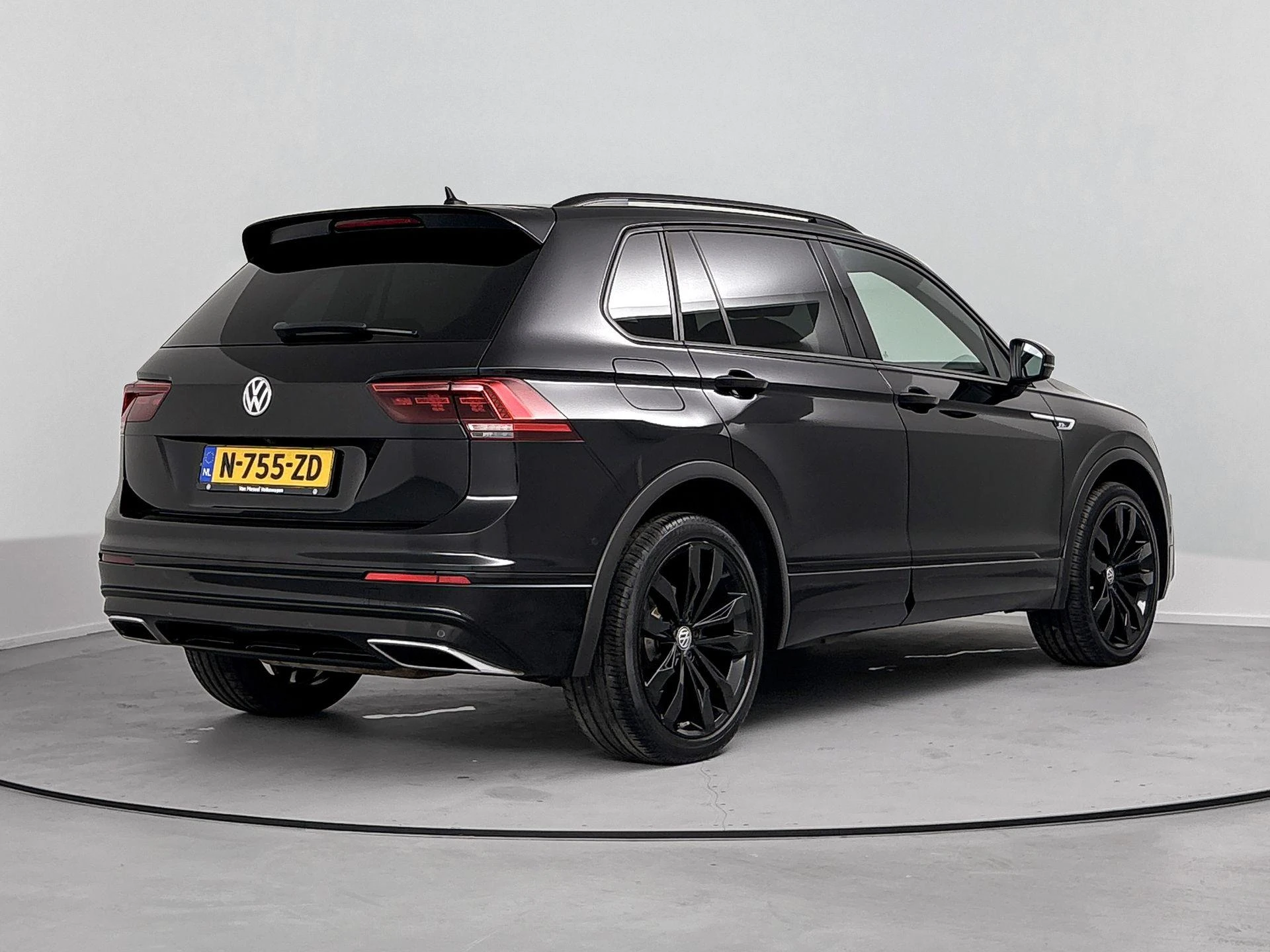 Volkswagen-Tiguan-image-3
