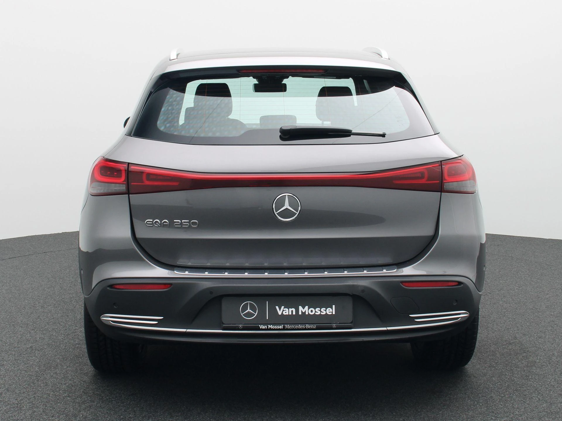 Mercedes-Benz-EQA-image-4