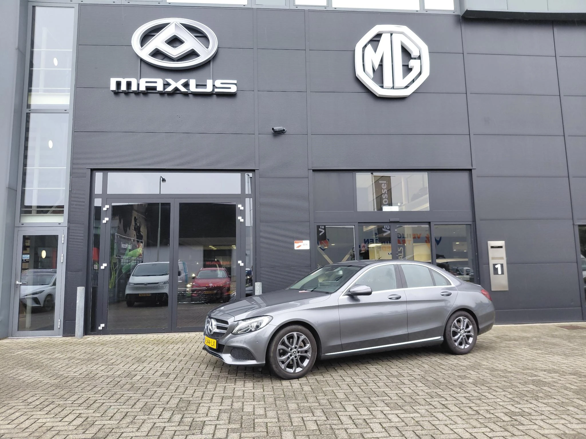 Mercedes-Benz-C-Klasse-image-1