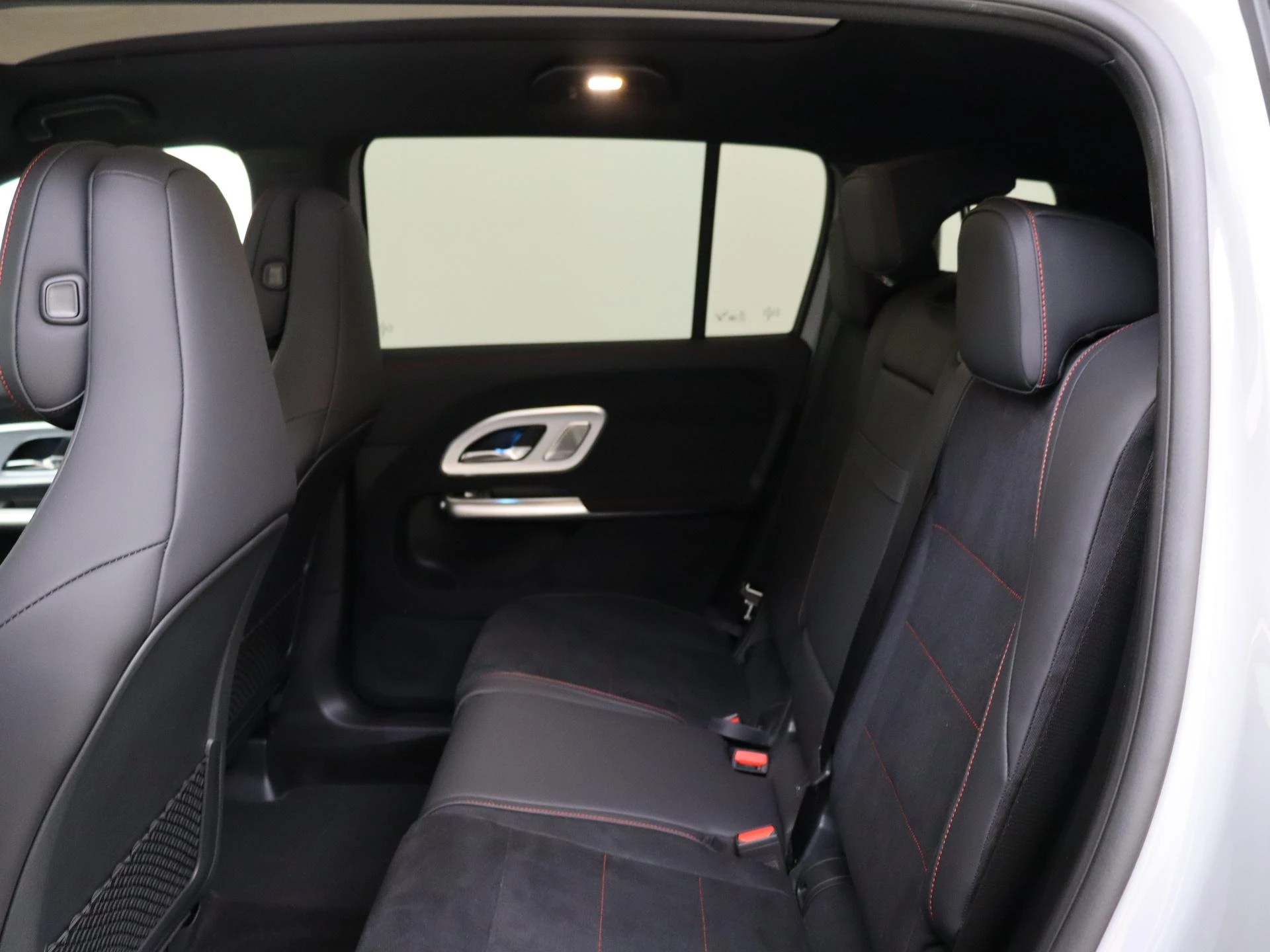 Mercedes-Benz-GLB-image-15