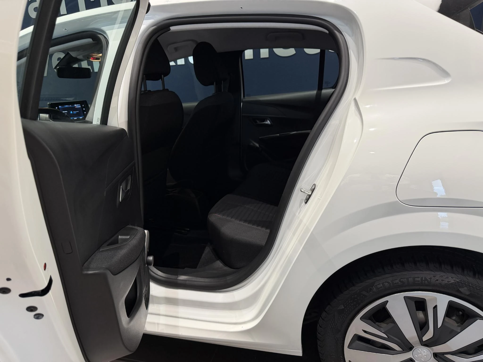 Peugeot-208-image-12