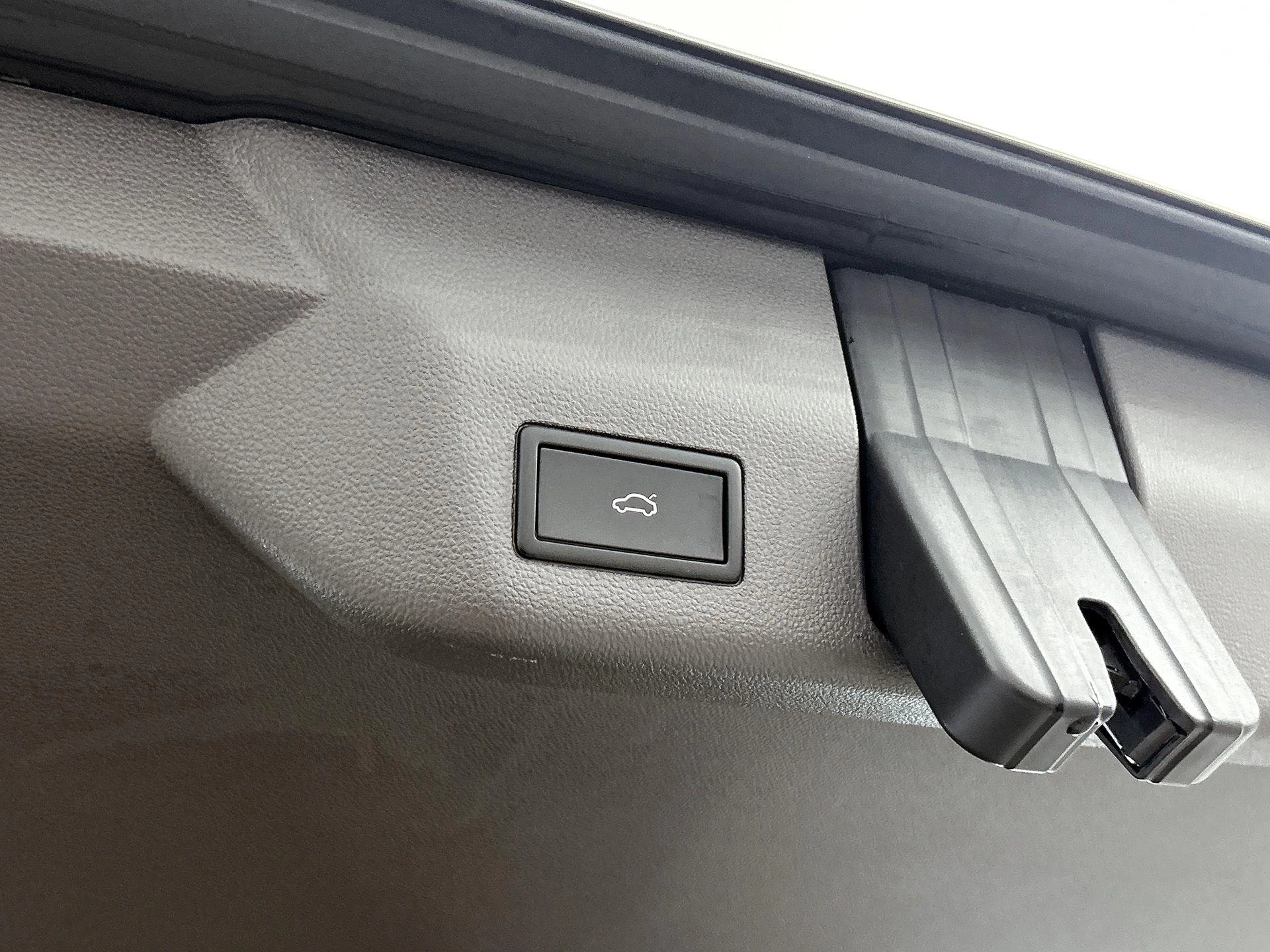 Volkswagen-Multivan-image-25