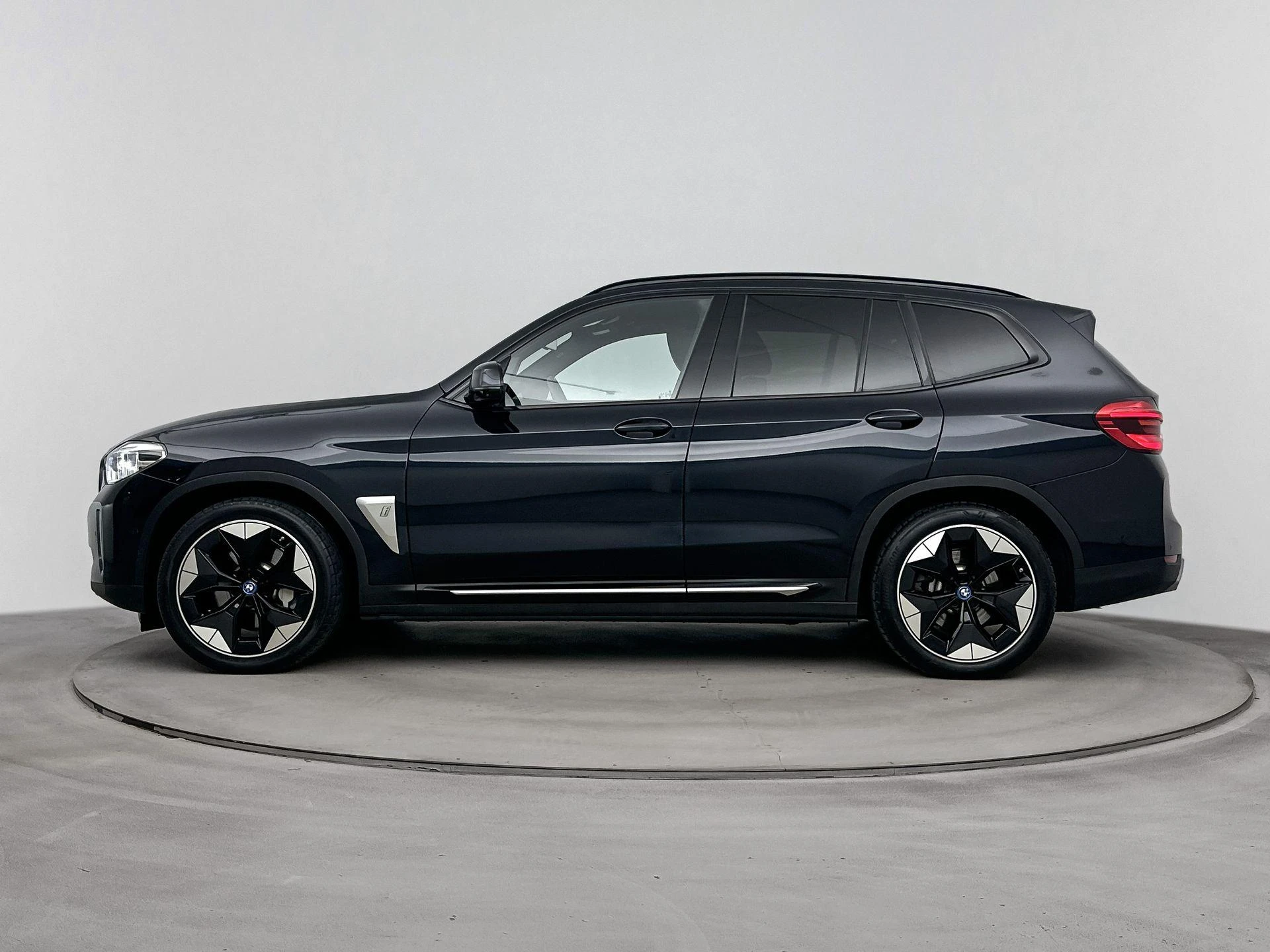 BMW-iX3-image-1