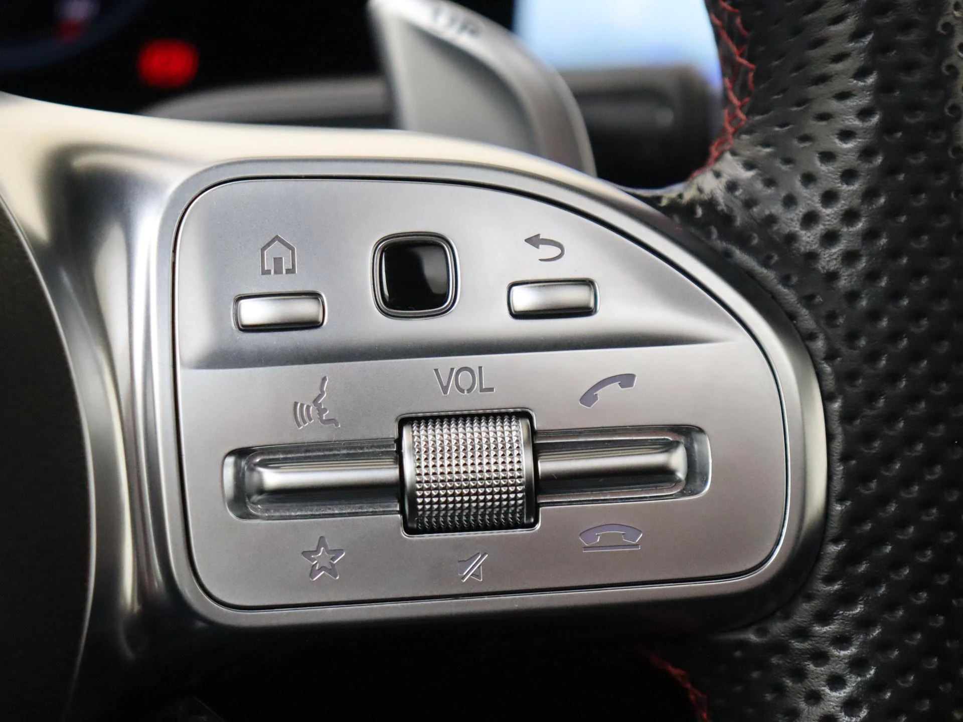 Mercedes-Benz-GLB-image-19