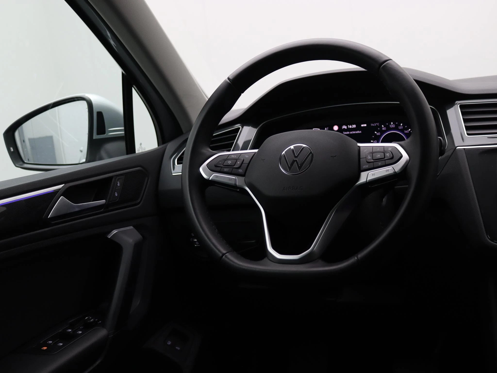 Volkswagen-Tiguan-image-9