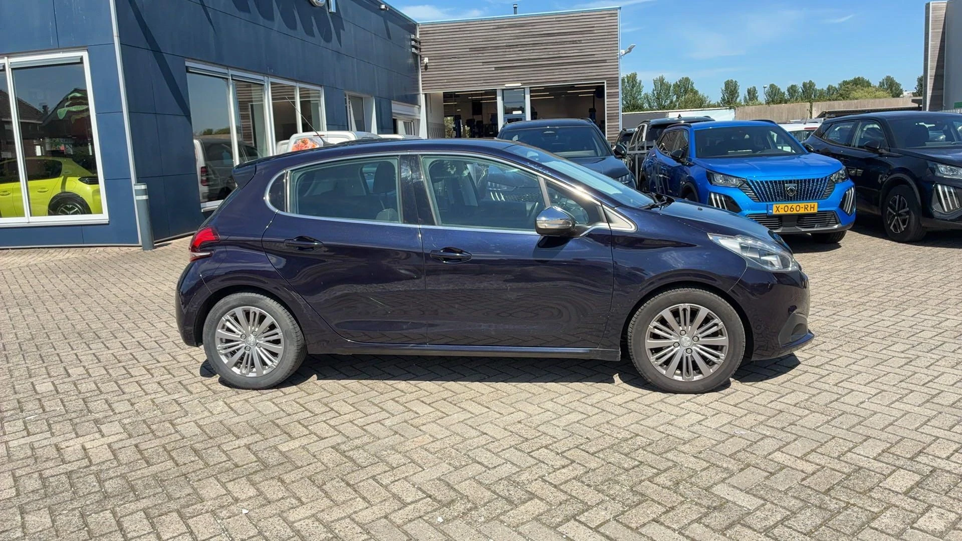 Peugeot 208 1.2 PureTech Blue Lease Executive