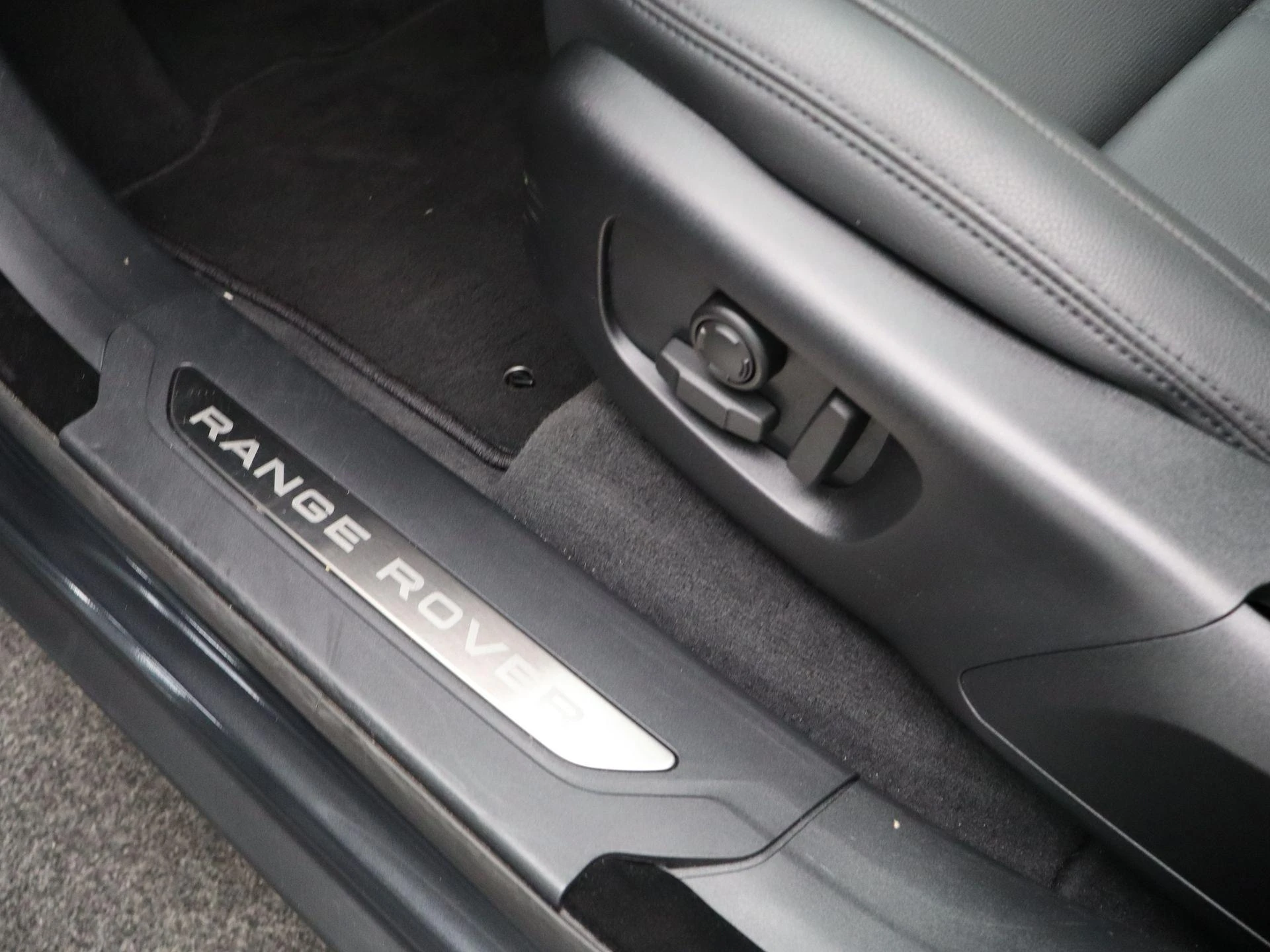 Land Rover-Range Rover Velar-image-30