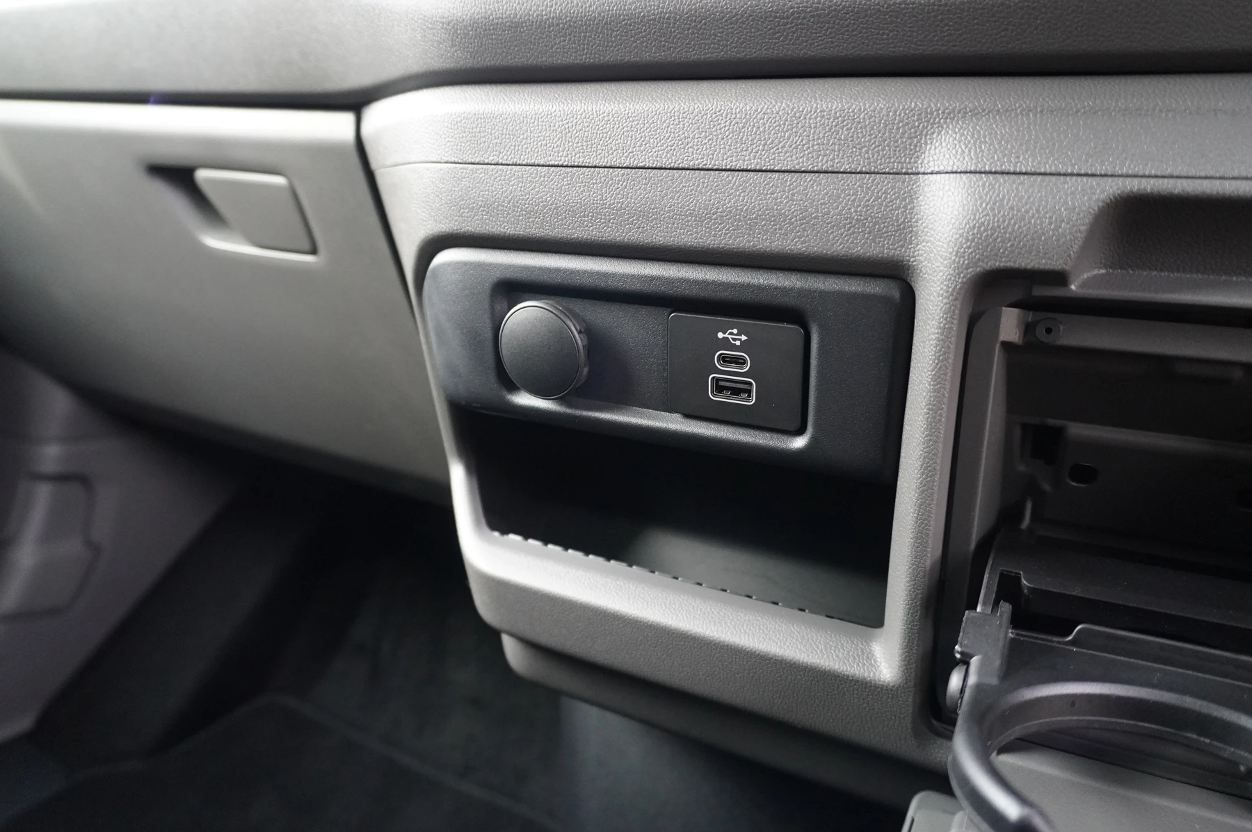 Volkswagen-Transporter-image-29