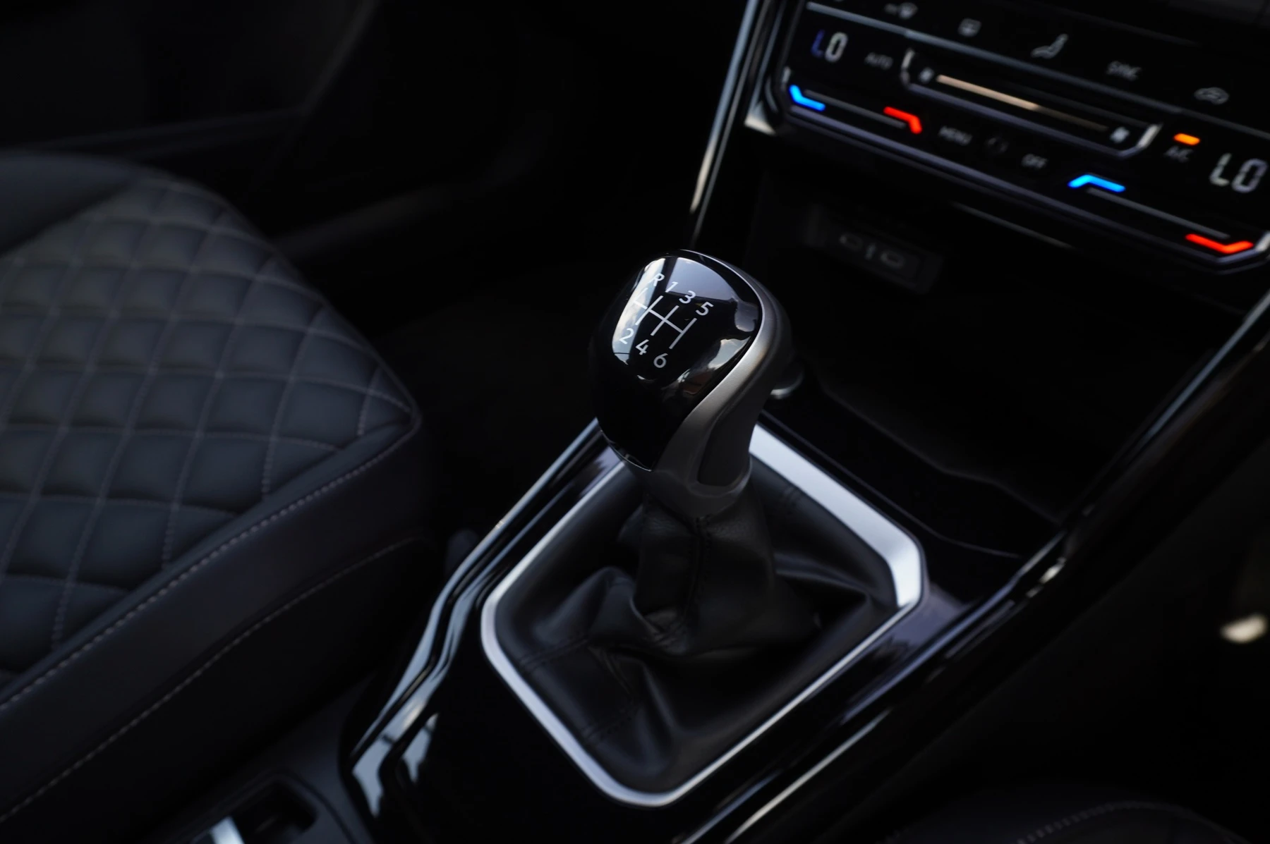 Volkswagen-T-Roc-image-28