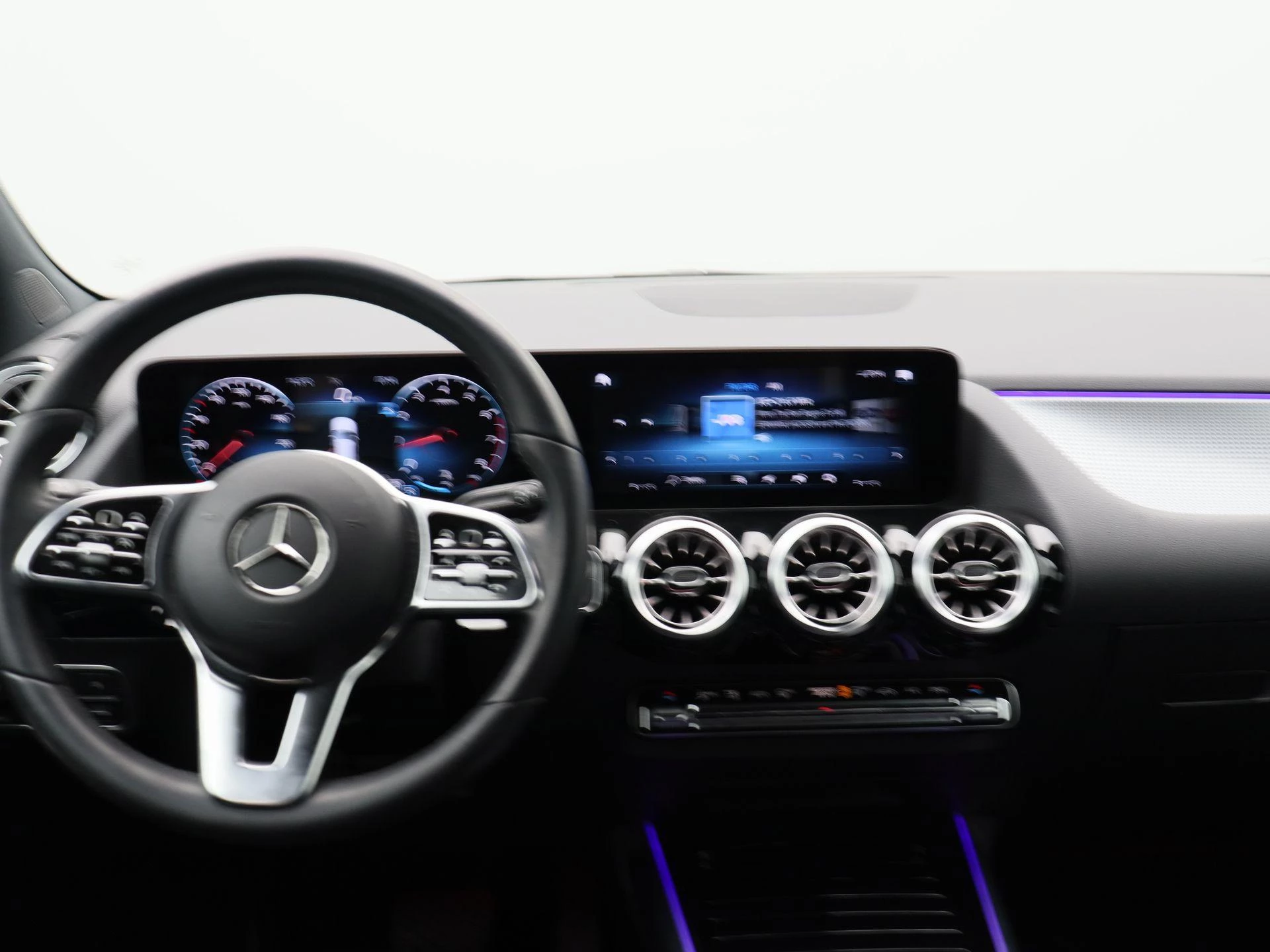 Mercedes-Benz GLA 180 Business Line + TREKHAAK + CAMERA + LED +