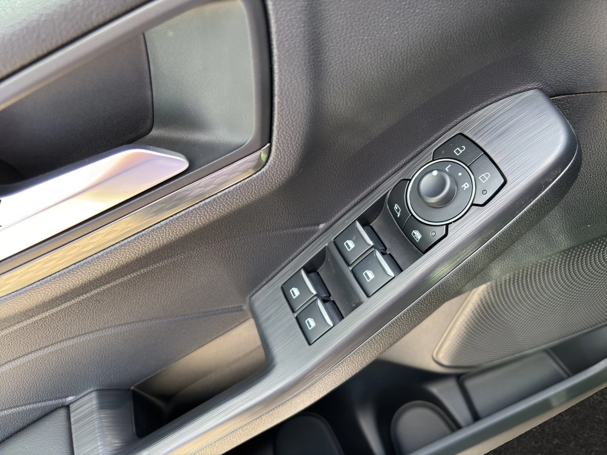 Ford Kuga Titanium 2.5 Duratec Plug-in-Hybrid CVT Sports Utility Vehicle. 178 kW. MJ 2026.25