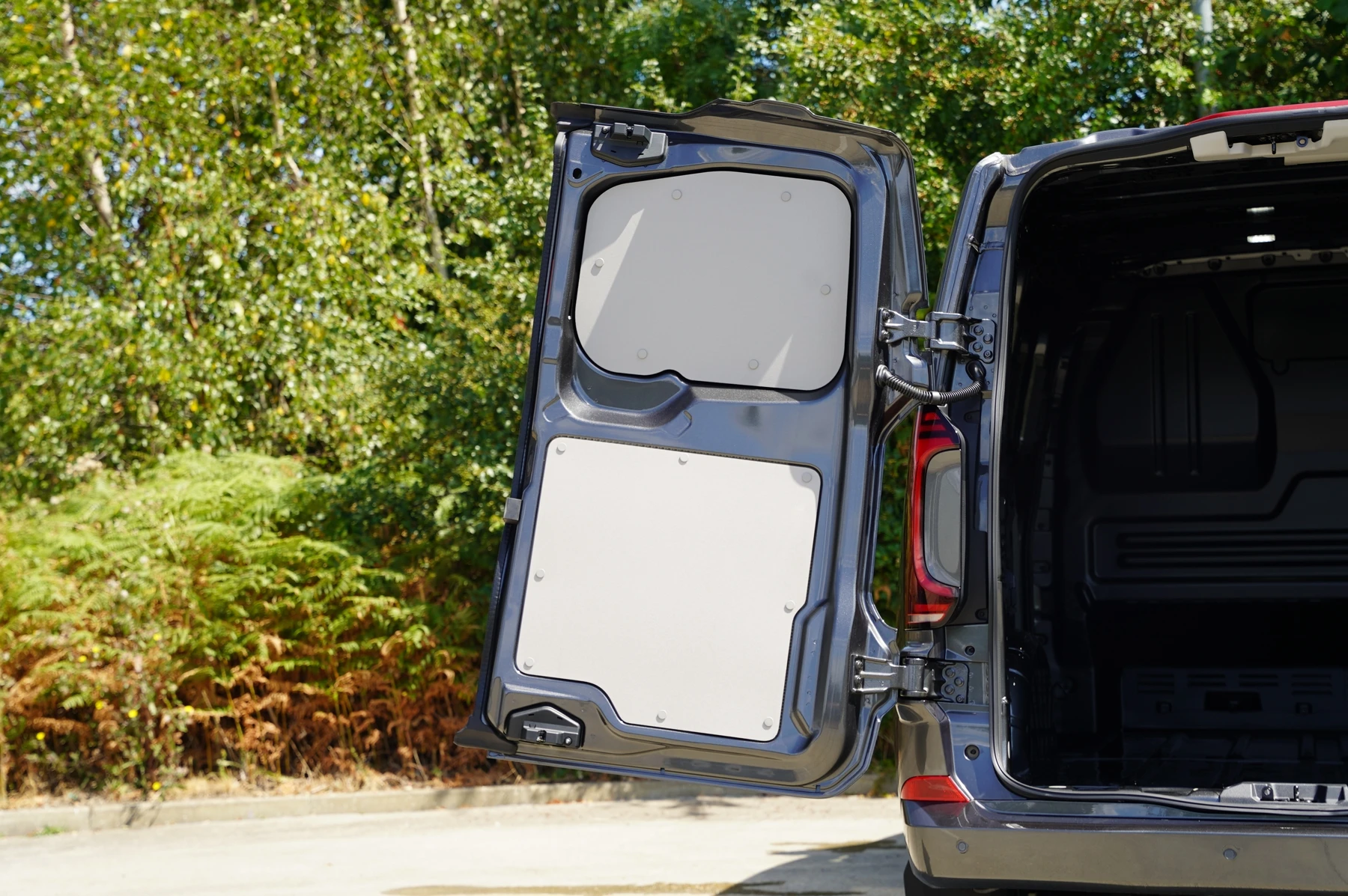 Volkswagen-Transporter-image-29