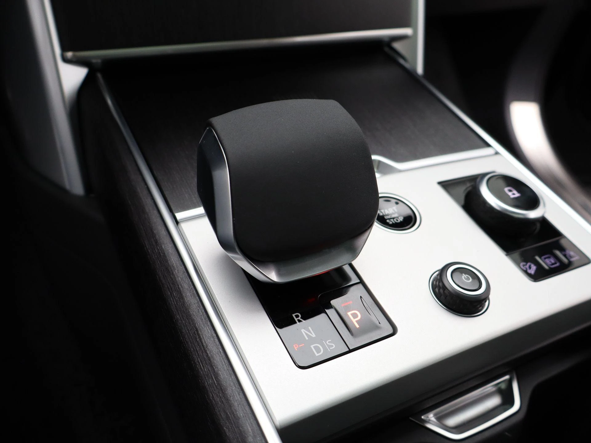 Land Rover-Range Rover-image-17