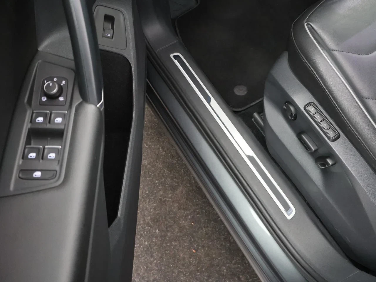 Volkswagen Tiguan Tiguan 1.4TSI 150PK *PANODAK*TREKHAAK*LEDER*PDC*ACC*NAVI*APP-CONNECT*MEMORY SEATS*...*