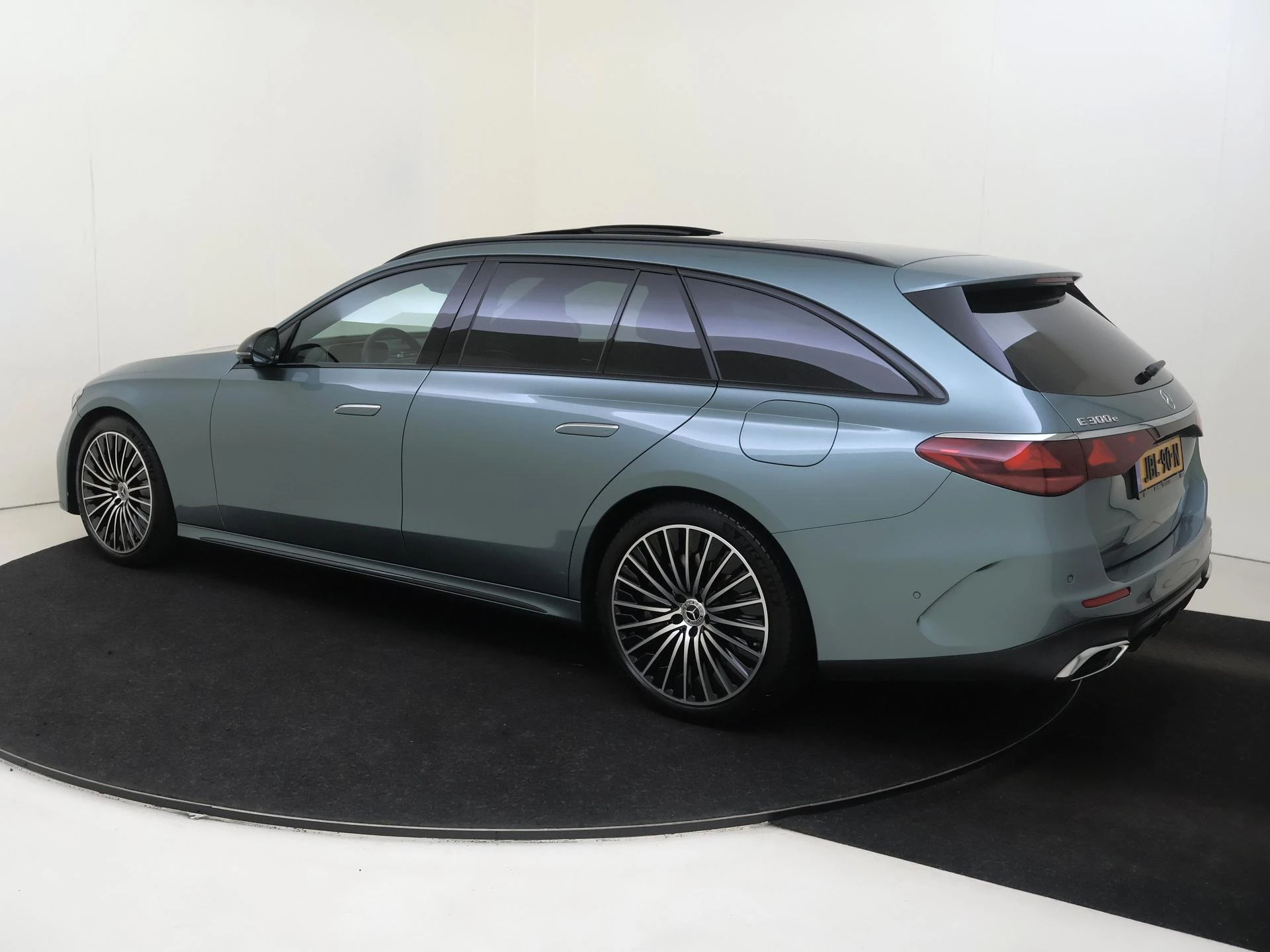 Mercedes-Benz-E-Klasse-image-2