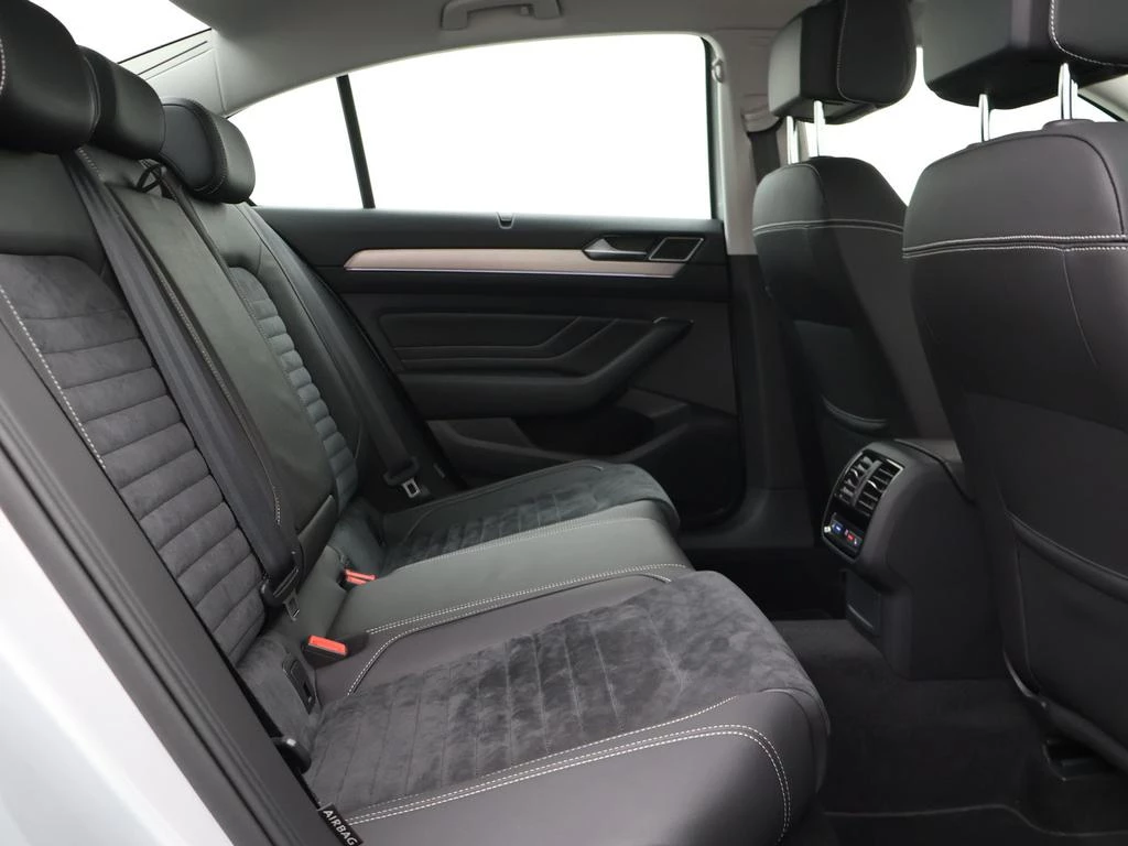 Volkswagen Passat Passat Elegance Business 1.5TSI 150PK* *LEDER*ALCANTARA*CAMERA*VIRTUAL COCKPIT*ACC*PDC*ZETELVERWARMING*...*