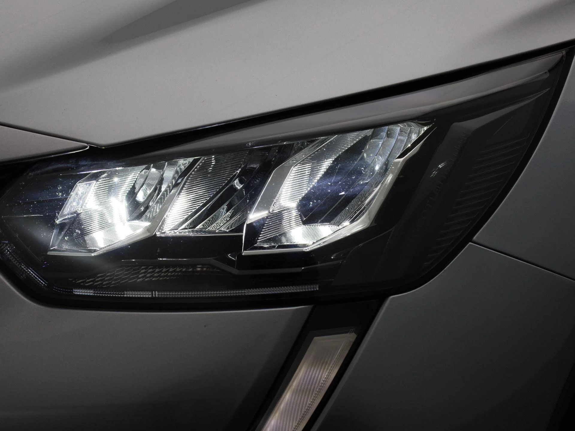 Peugeot-e-208-image-15