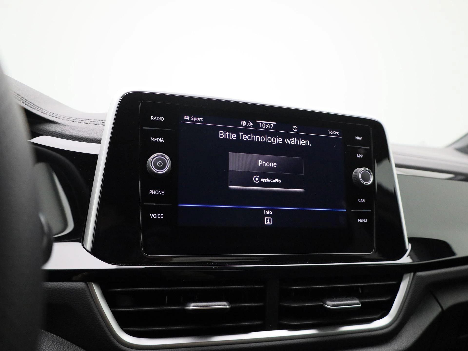 Volkswagen-T-Roc-image-25