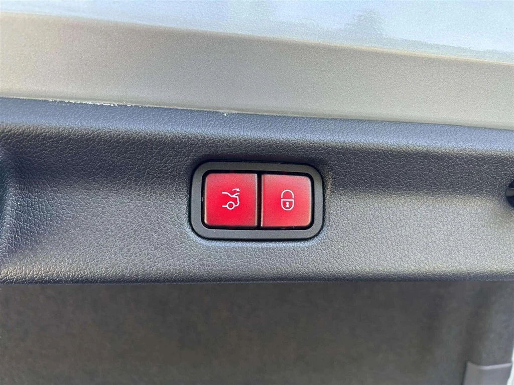Mercedes-Benz-EQE-image-21