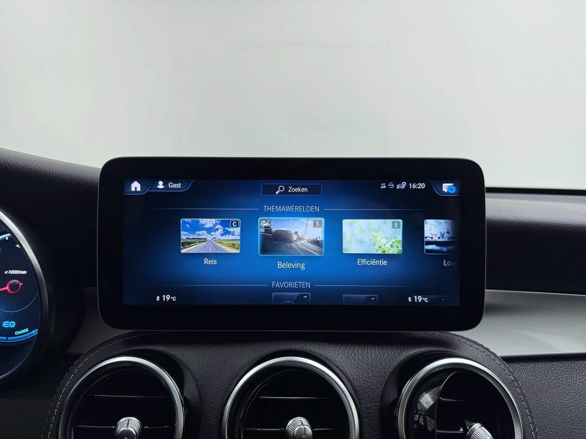 Mercedes-Benz-GLC-image-17