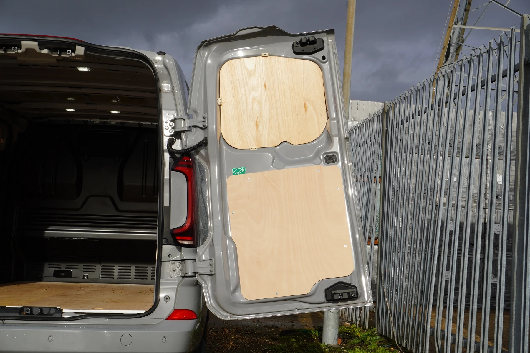 Volkswagen-Transporter-image-42