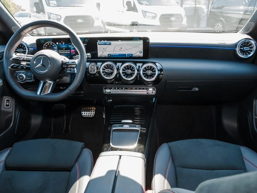 Mercedes-Benz-CLA 200-image-13