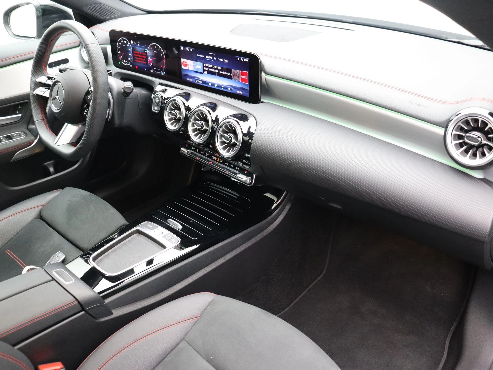 Mercedes-Benz-CLA-image-21