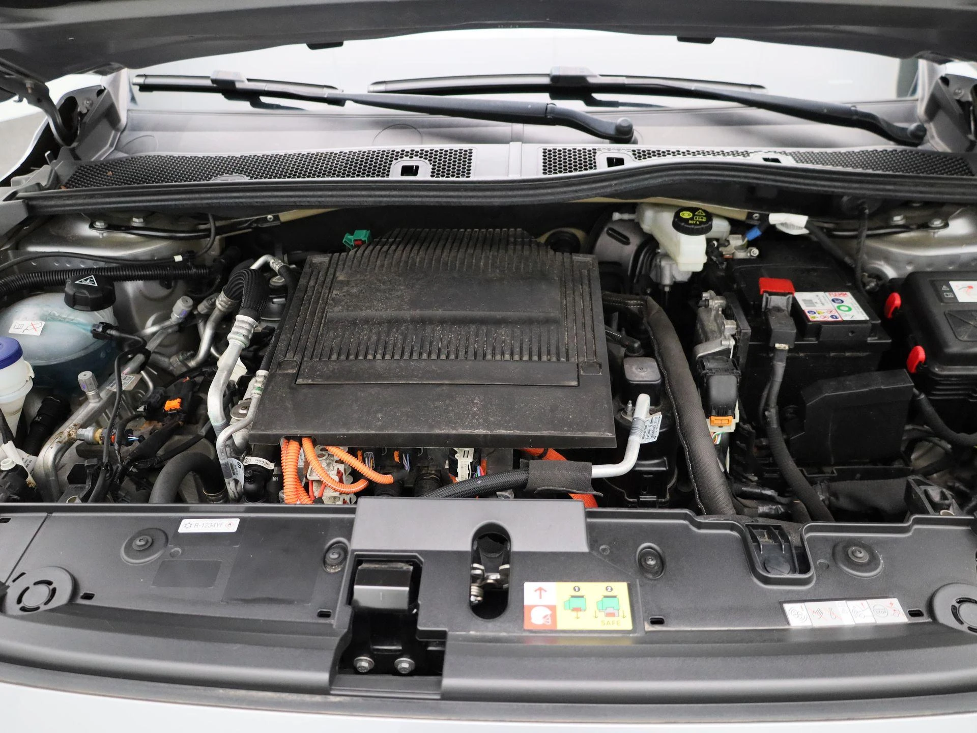 Peugeot-e-208-image-31