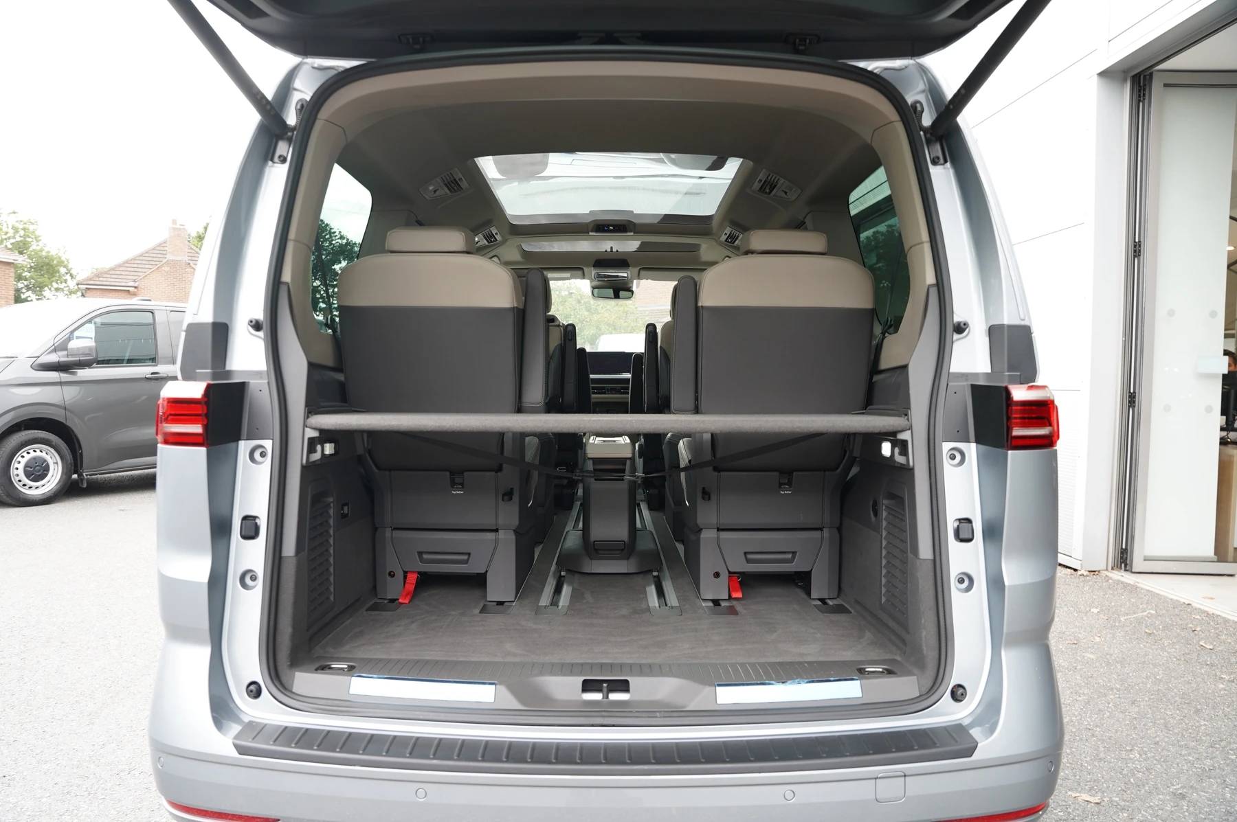Volkswagen-Multivan-image-30