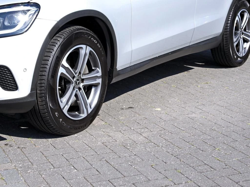 Mercedes-Benz-GLC 300 d-image-5