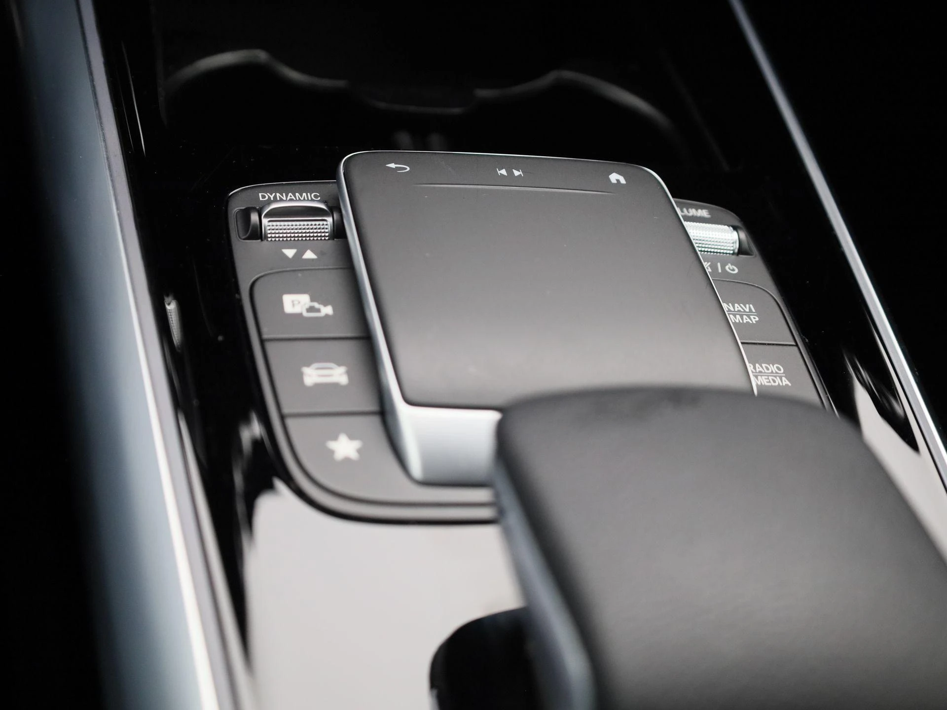 Mercedes-Benz-GLA-image-19