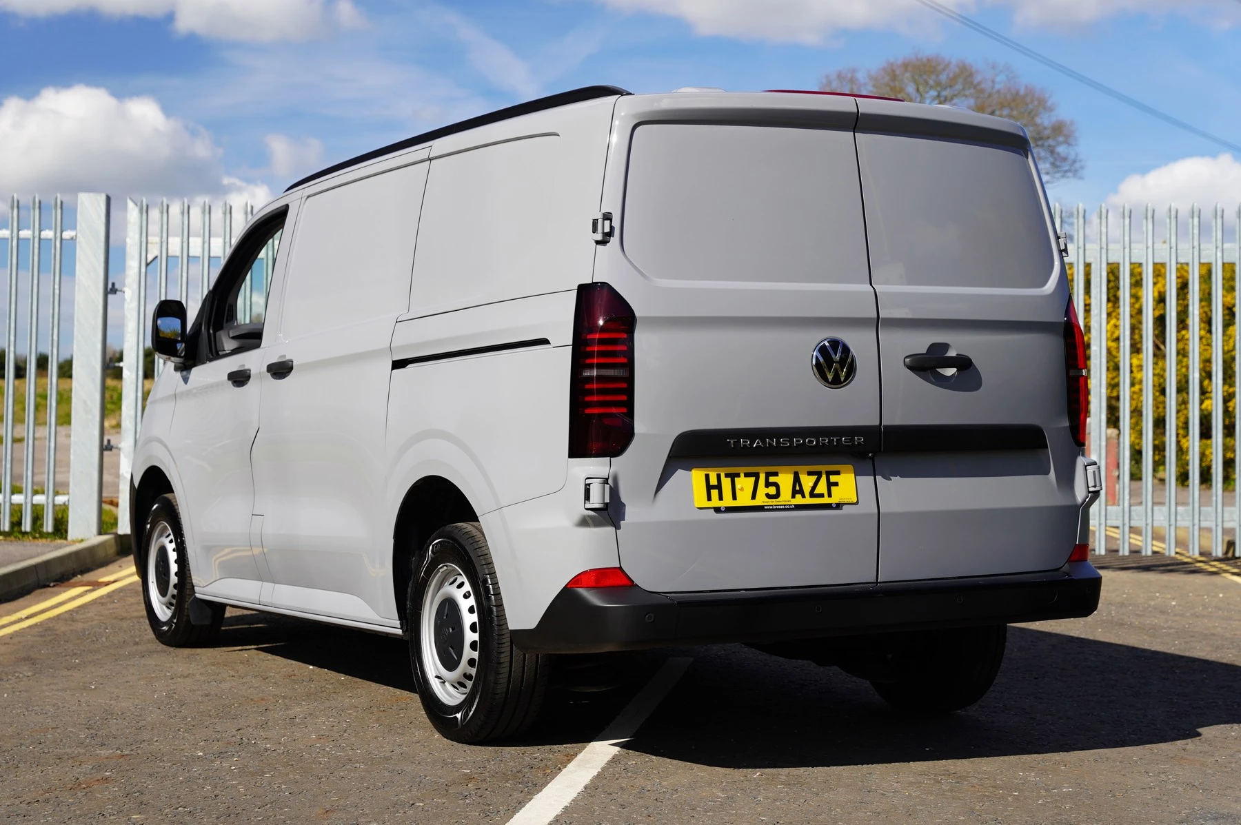 Volkswagen-Transporter-image-2
