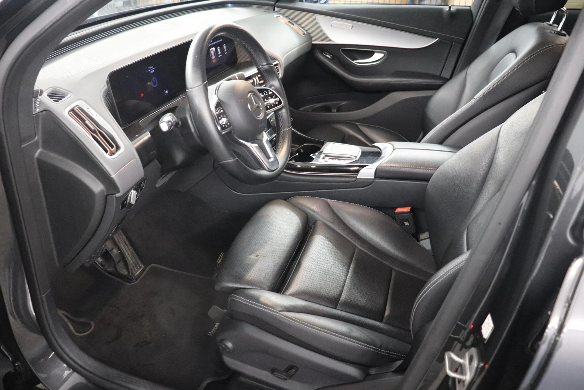 Mercedes-Benz-EQC-image-10