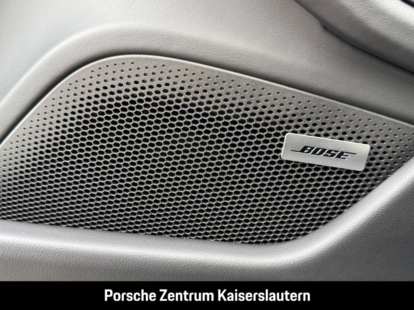 Porsche Taycan Black Edition InnoDrive HA-Lenkung HeadUp black edition
