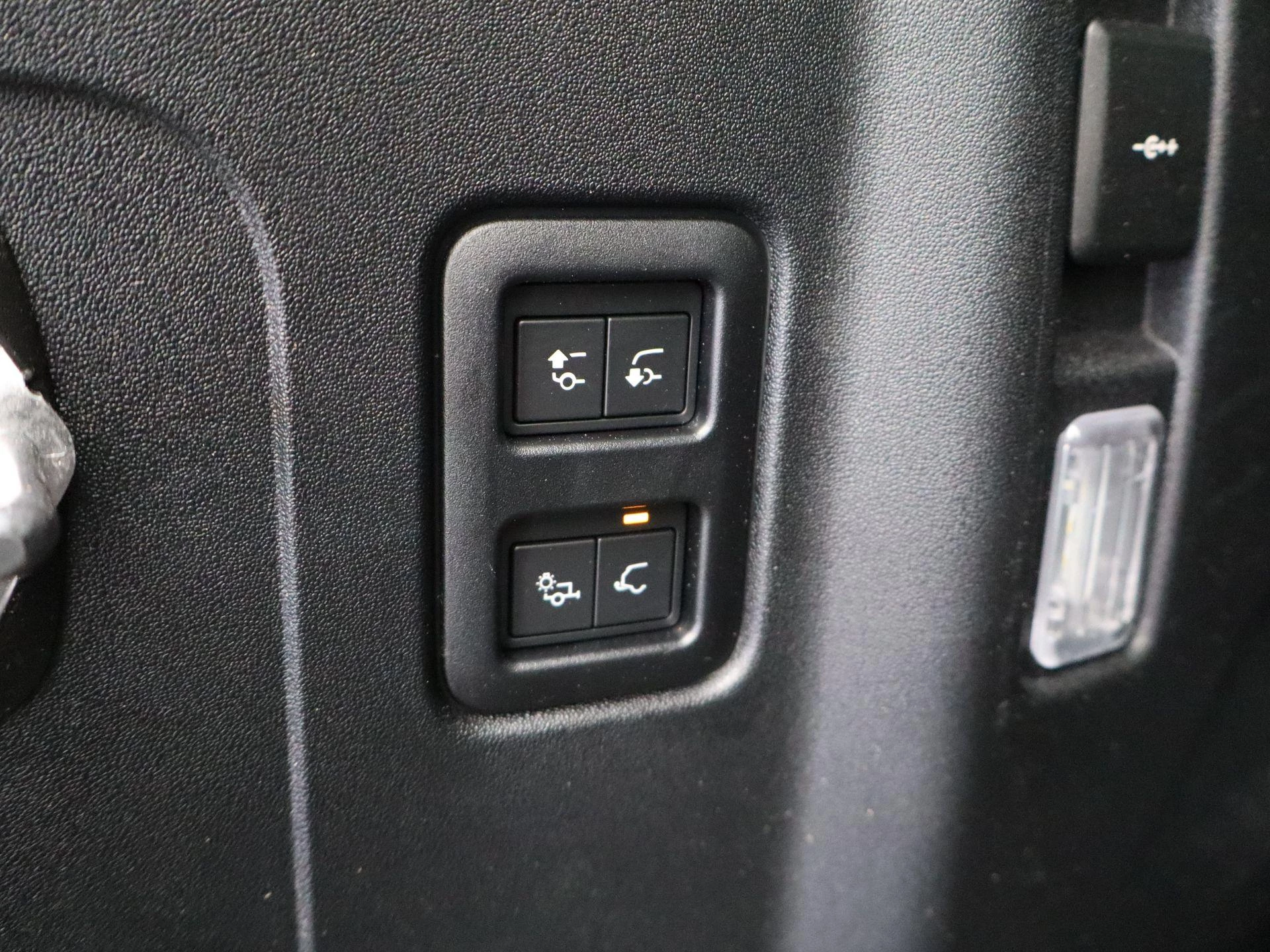 Land Rover Defender 110 2.0 P300e 110 X-Dynamic HSE
