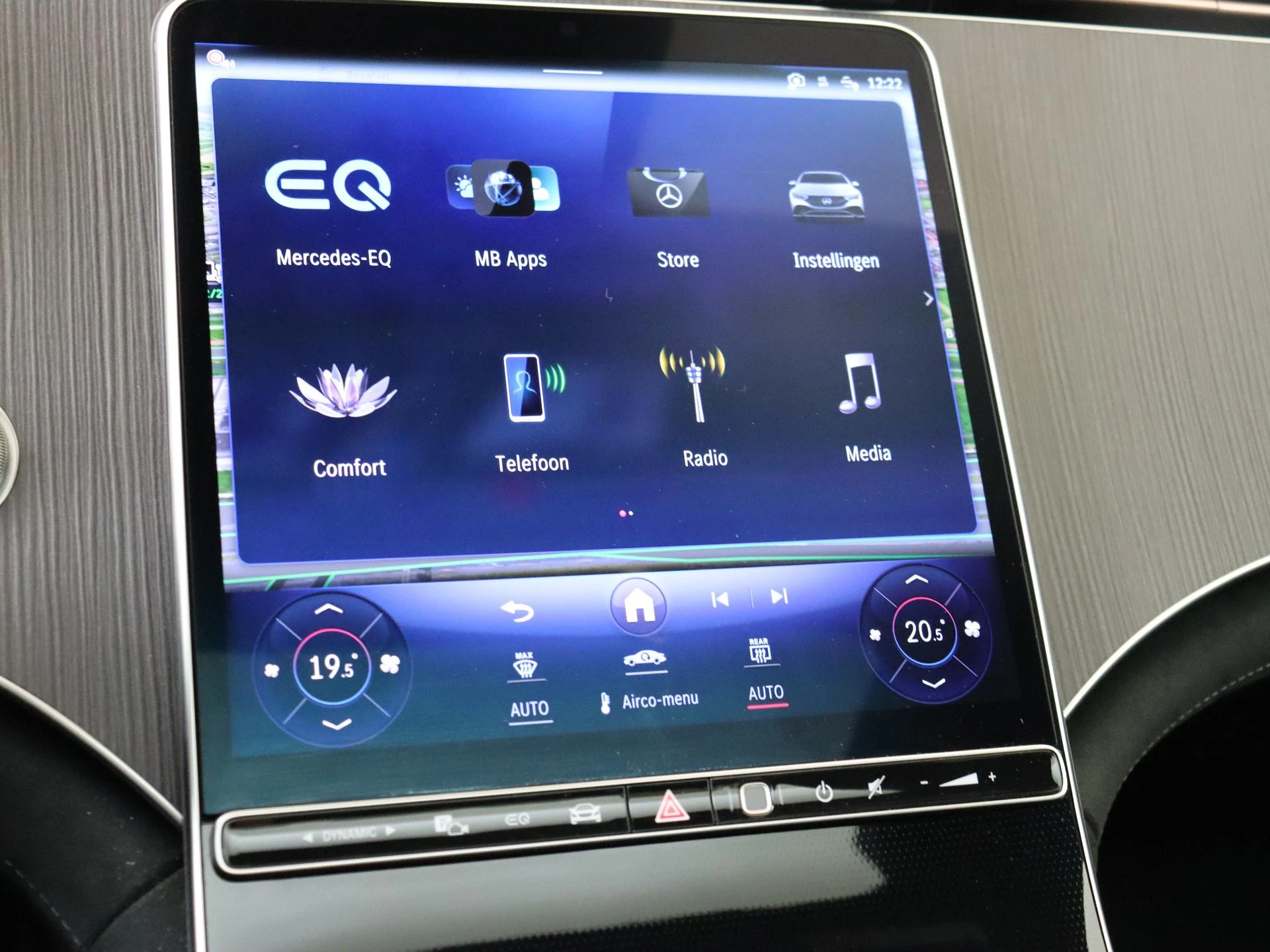 Mercedes-Benz-EQE-image-16