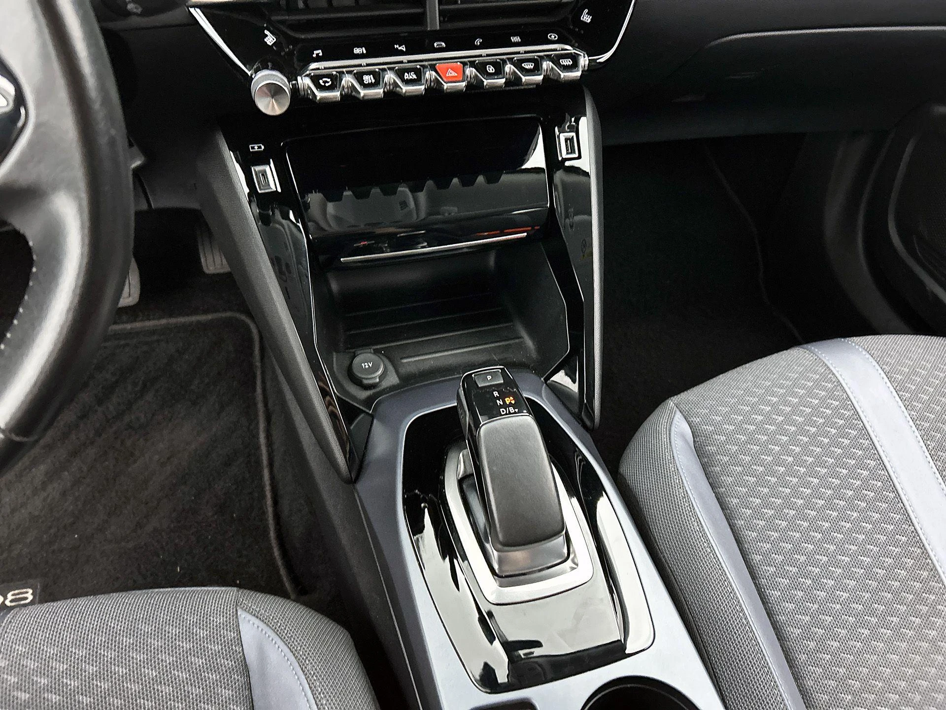 Peugeot-e-2008-image-12