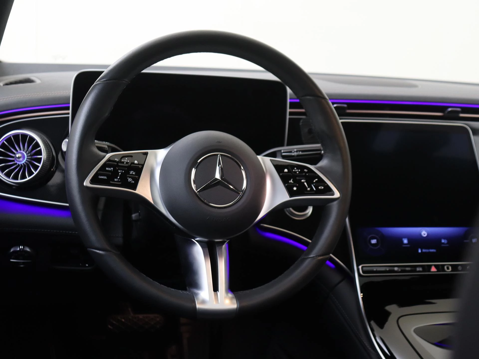 Mercedes-Benz-EQE-image-10