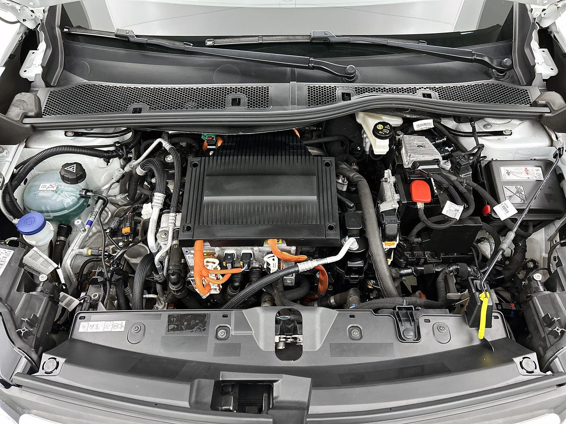 Peugeot-e-2008-image-10