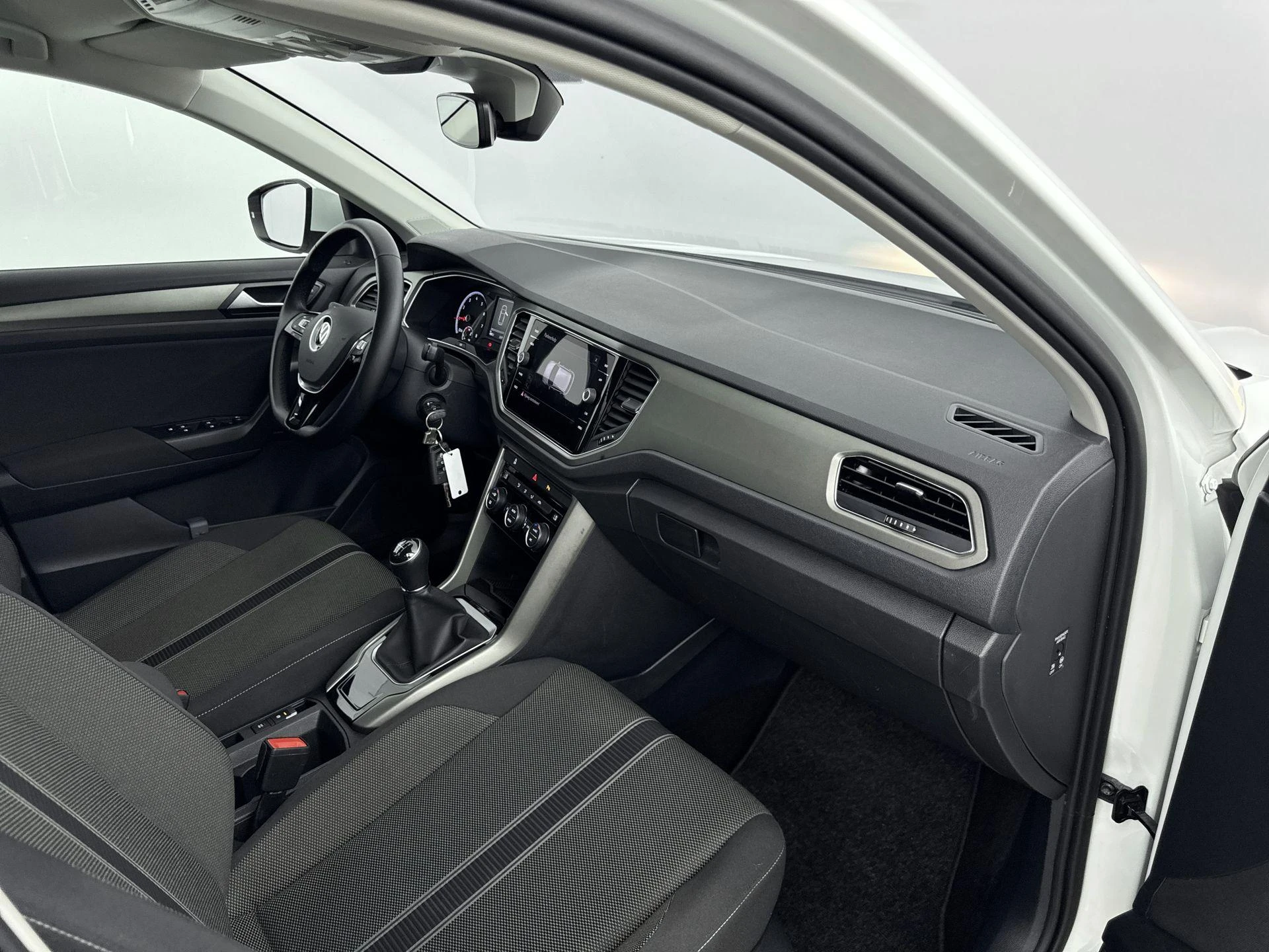 Volkswagen-T-Roc-image-7