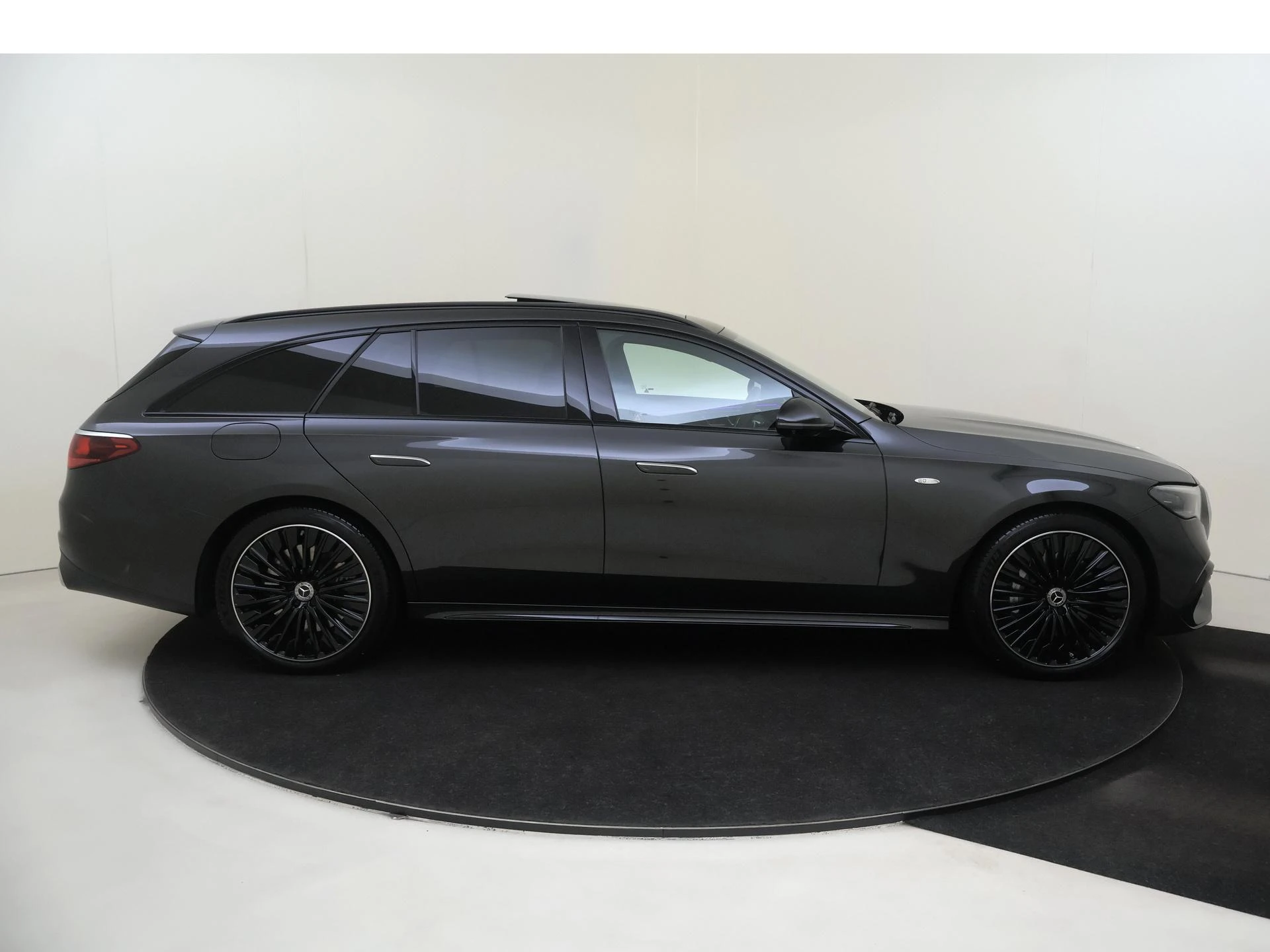 Mercedes-Benz-E-Klasse-image-8