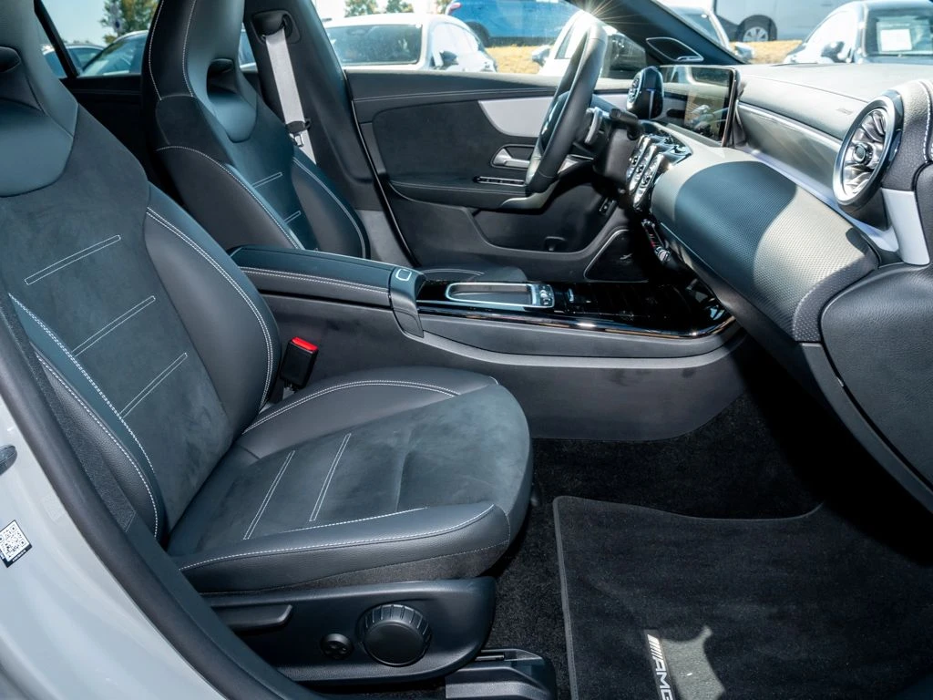 Mercedes-Benz-CLA 200-image-11