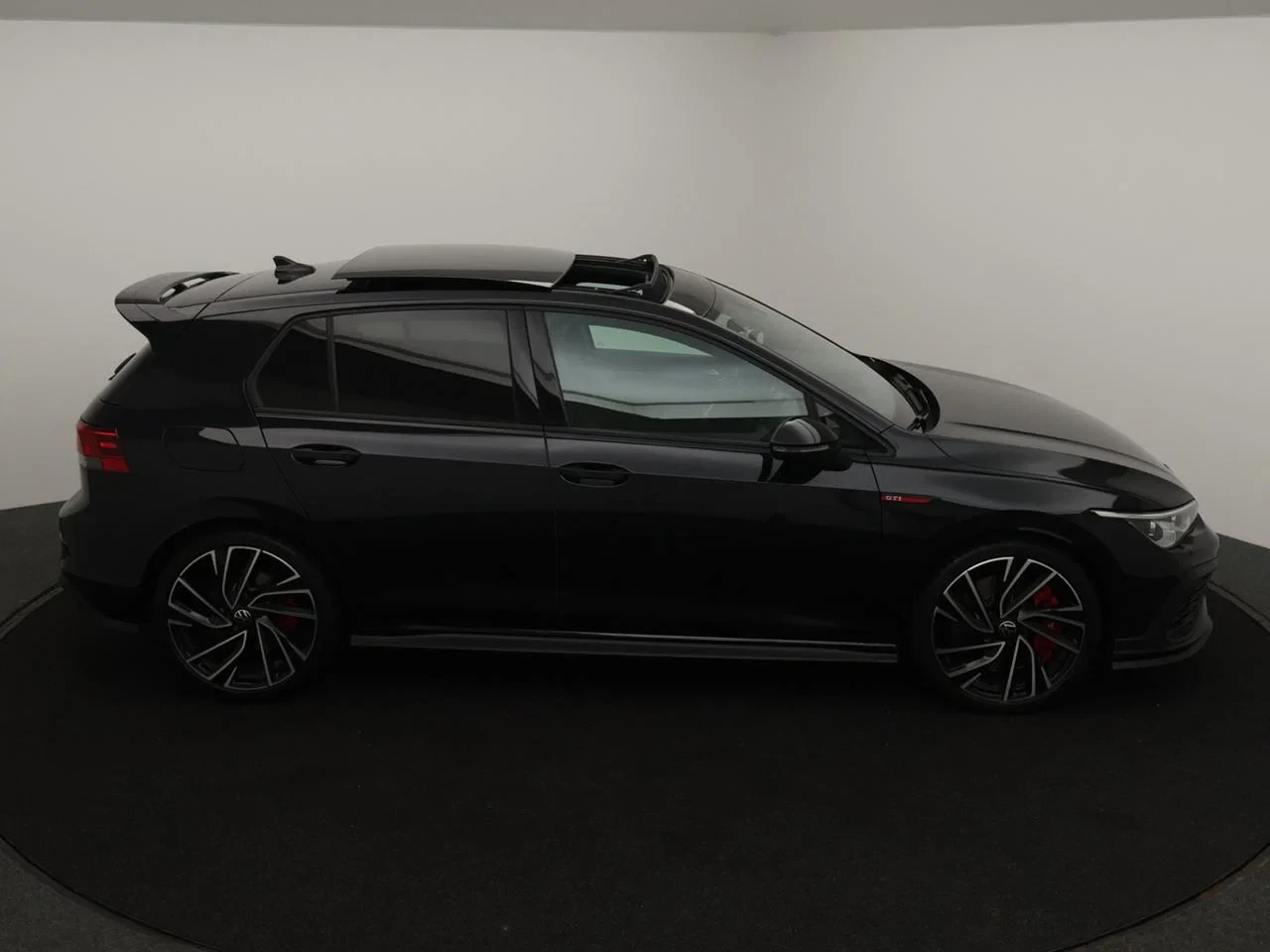 Volkswagen-Golf-image-1