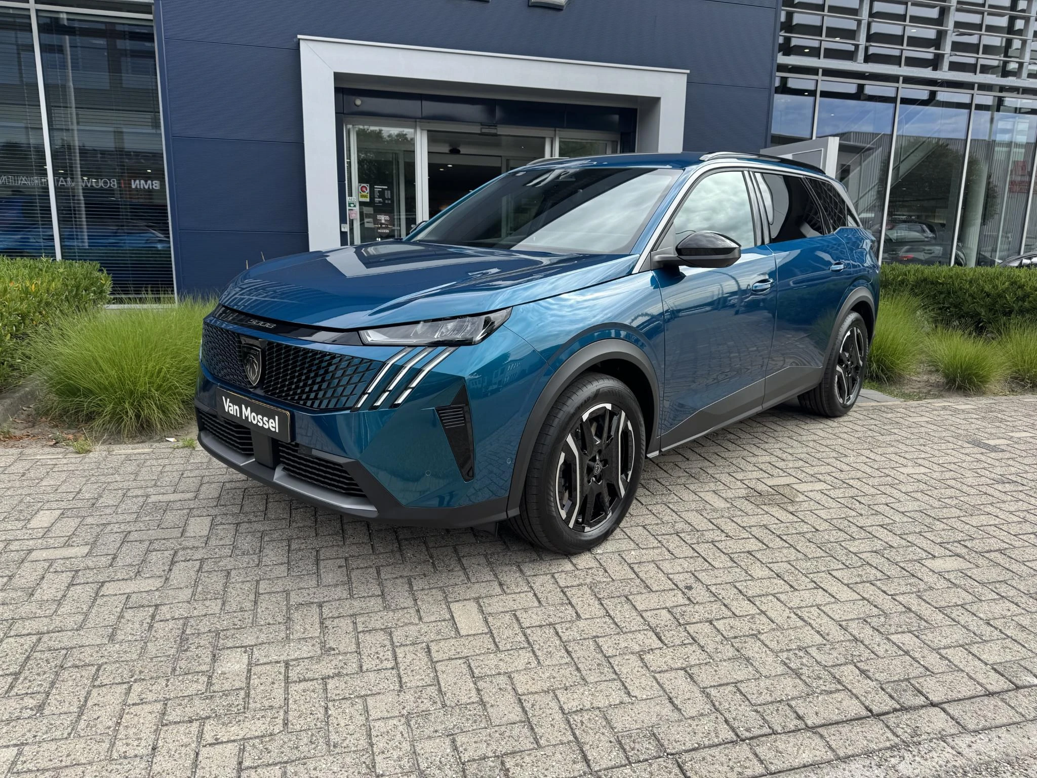 Peugeot-e-5008-image-2
