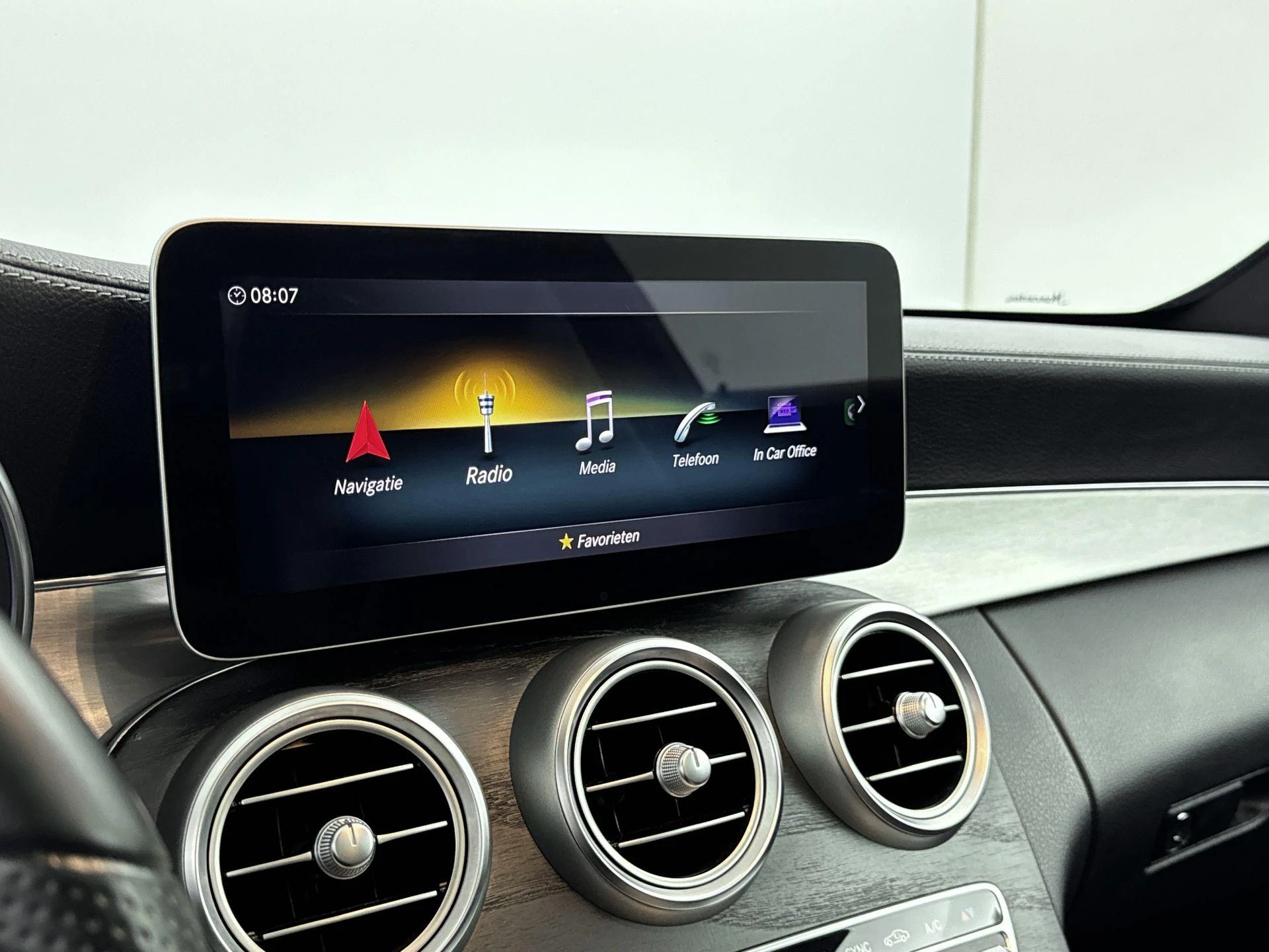 Mercedes-Benz-C-Klasse-image-9