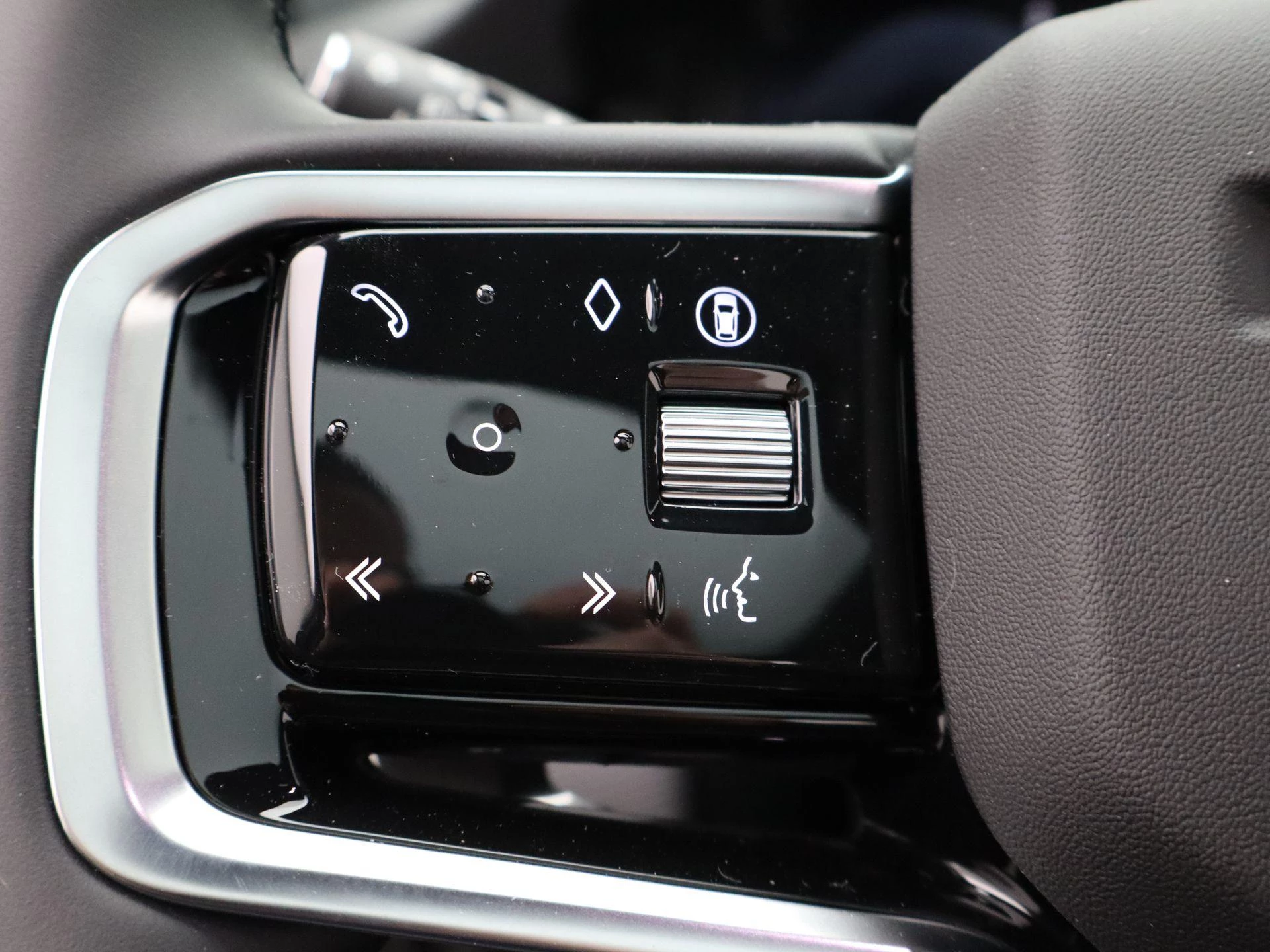 Land Rover-Discovery Sport-image-23