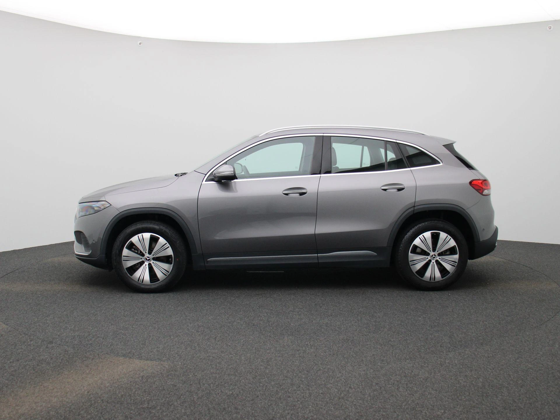 Mercedes-Benz-EQA-image-3