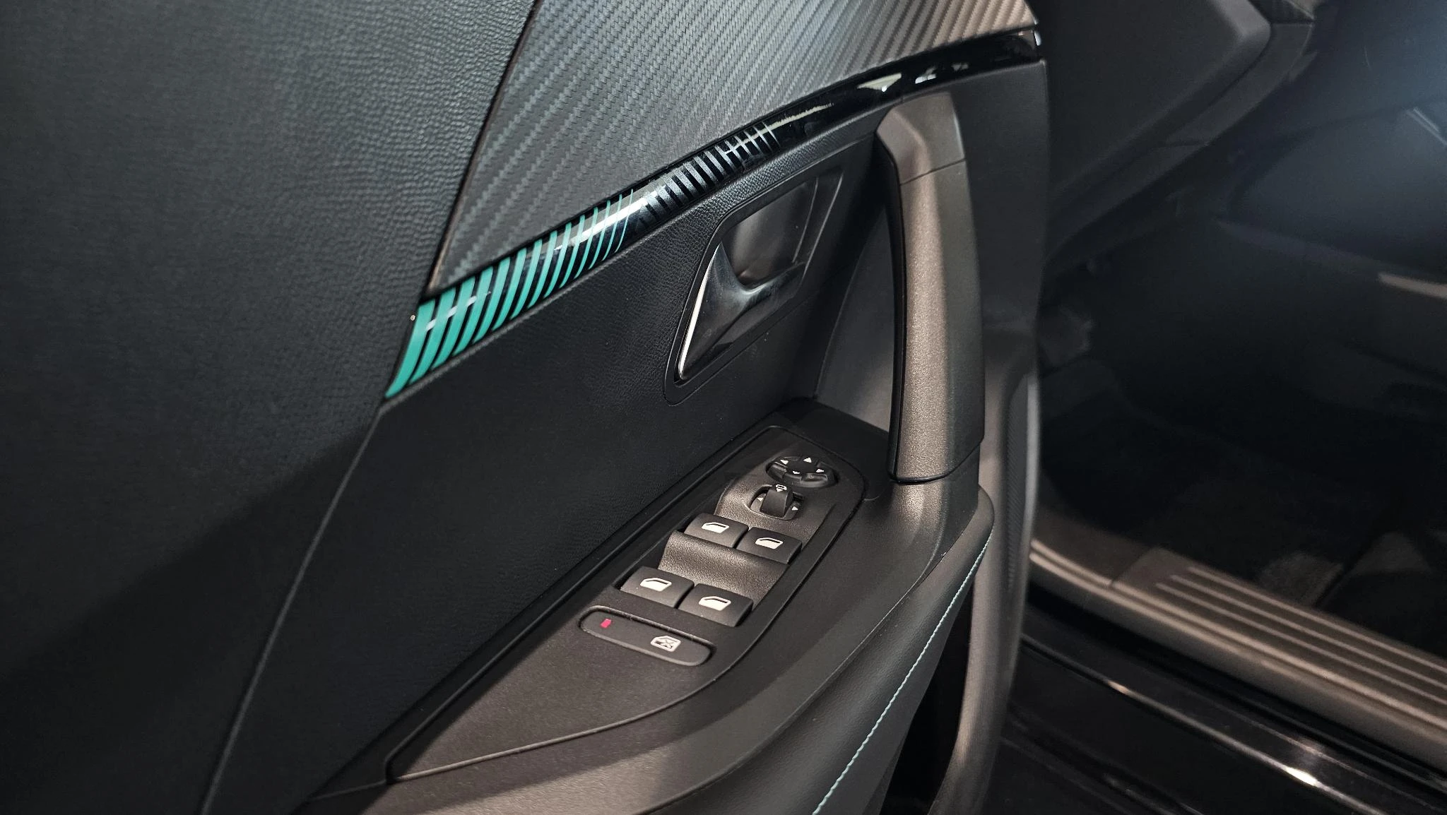 Peugeot-e-2008-image-11