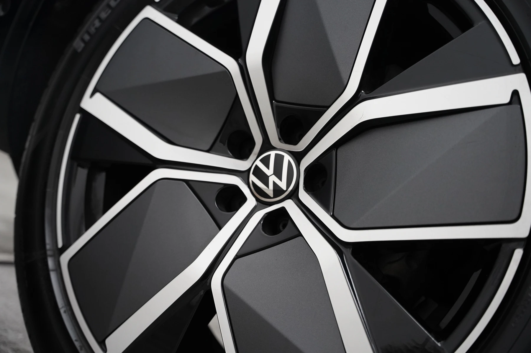 Volkswagen-Touareg-image-38