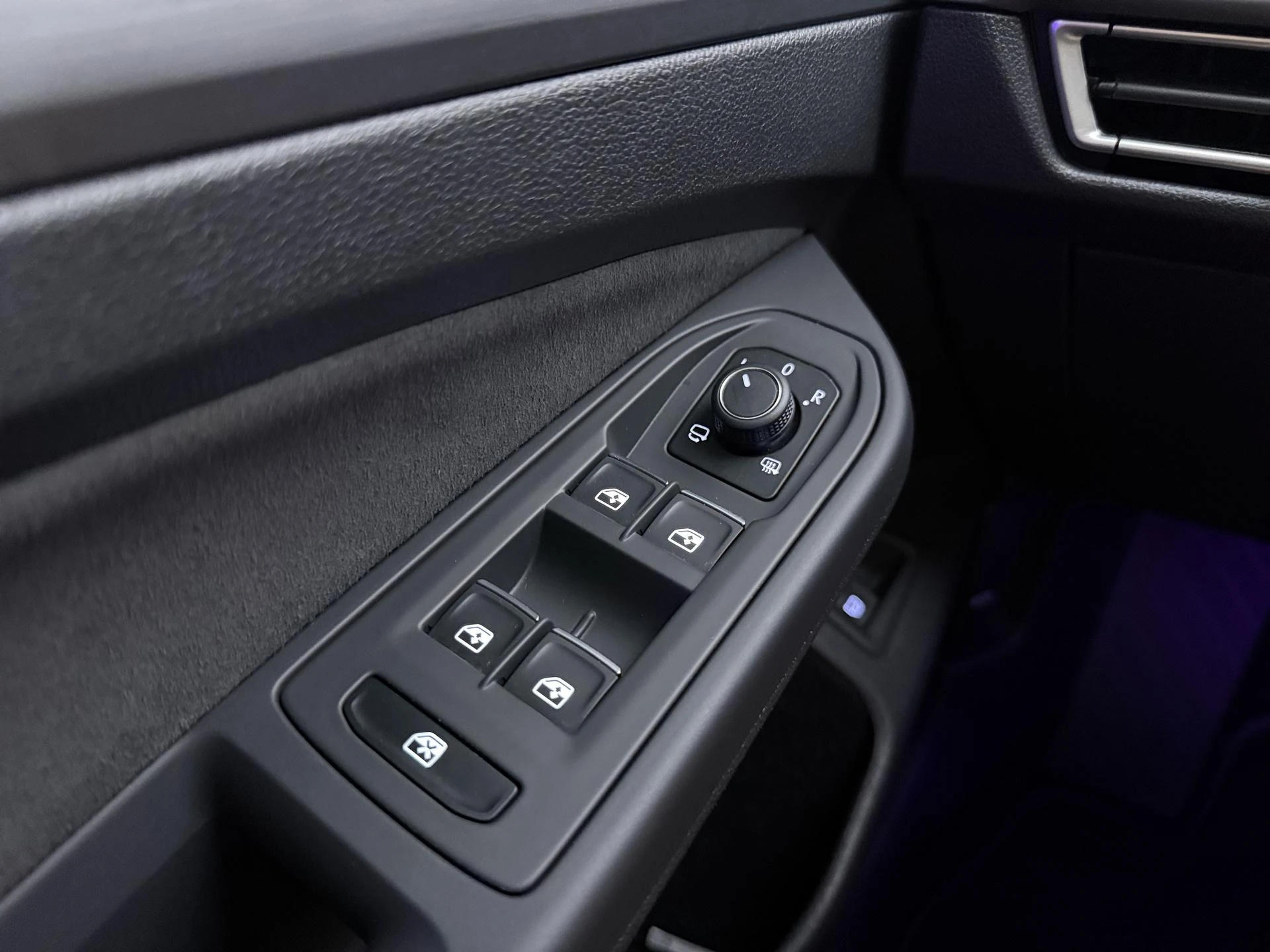 Volkswagen-Golf-image-24
